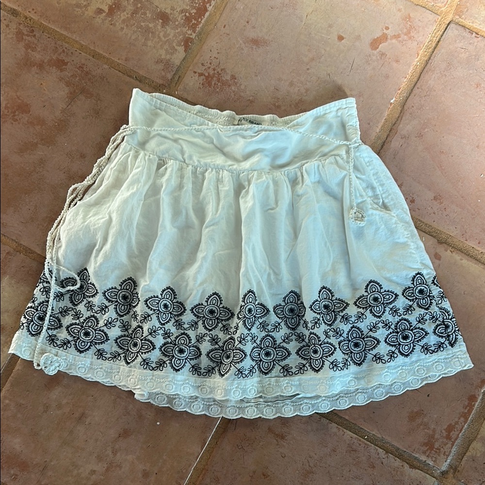 Lucky Brand White and Navy/Black Embroidered Women's Skirt. Size Small